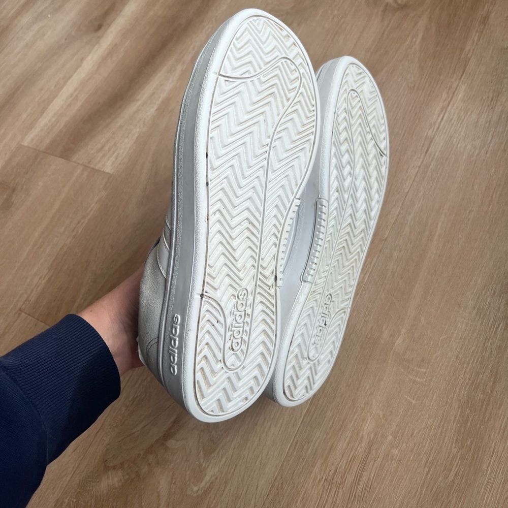 ADIDAS tennis shoe size 9 - Picture 8 of 8